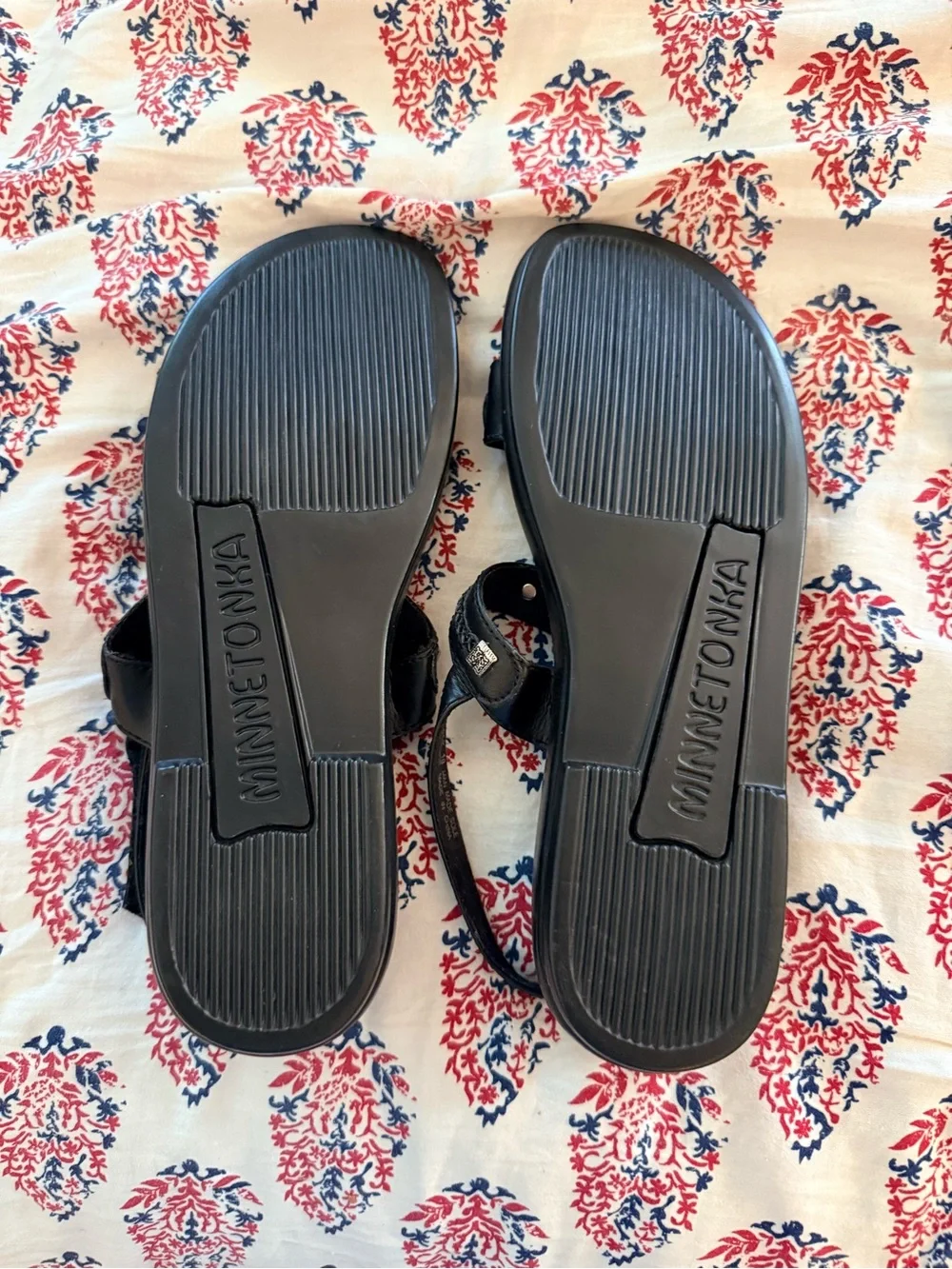 NWOT. Minnetonka Black T-Strap Comfort Sandals